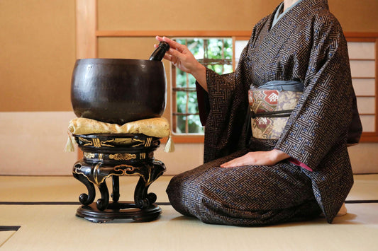 Japanese Singing Bowl – Vintage Bronze Buddhist Meditation Bell with Black Lacquer Stand