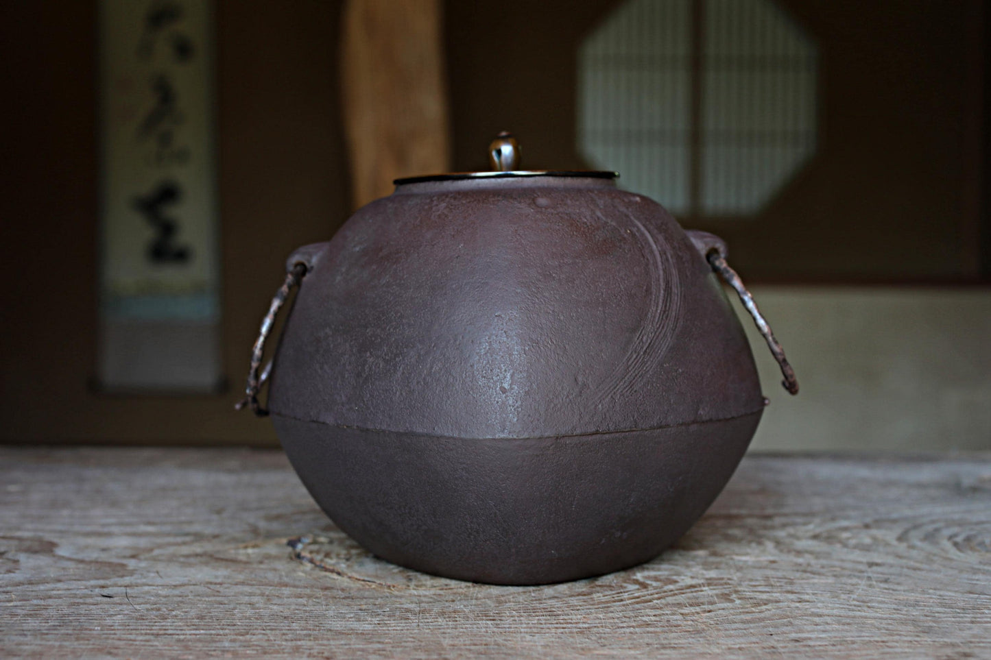 Japanese Cast Iron Kettle – Vintage Tea Ceremony Kettle with Brushstroke Texture & Copper Lid