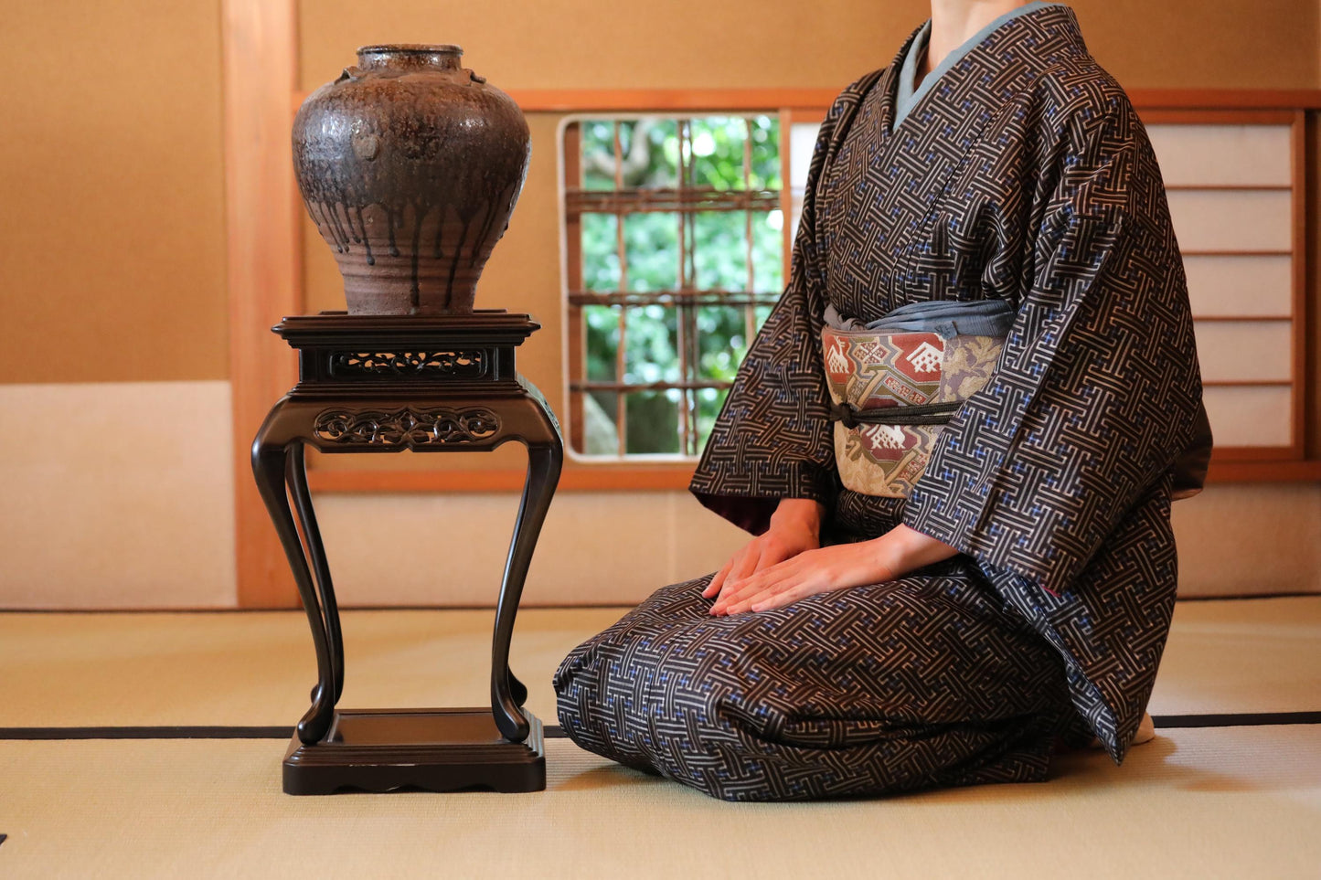 Ebony Pedestal Stand - Japanese Furniture Display With Curved Legs & Arabesque Motif