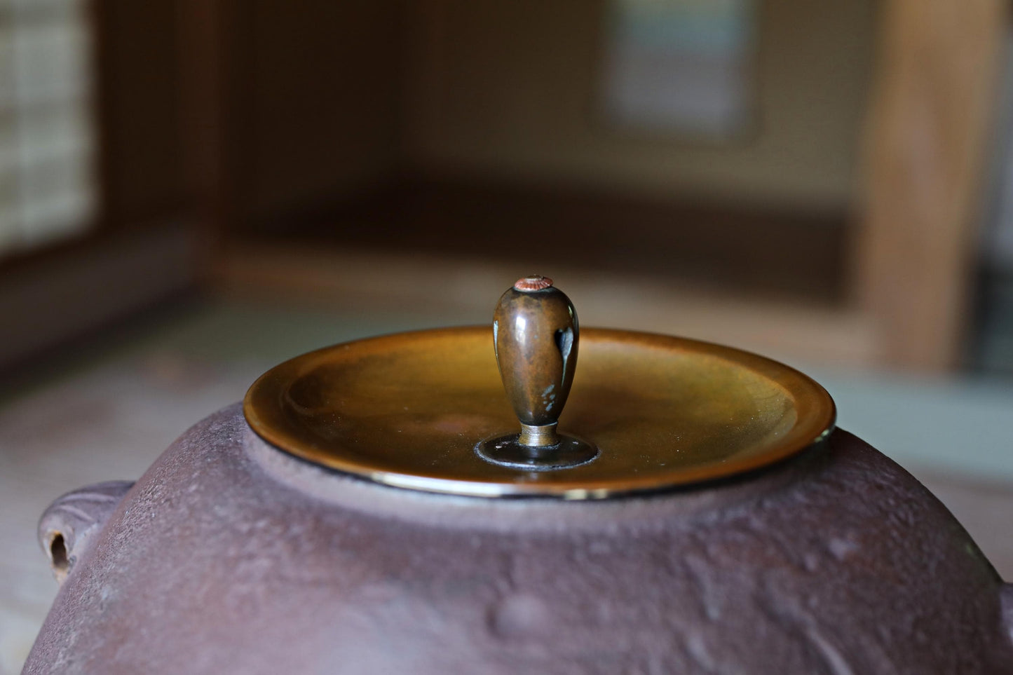 Japanese Cast Iron Kettle – Vintage Tea Ceremony Kettle with Brushstroke Texture & Copper Lid