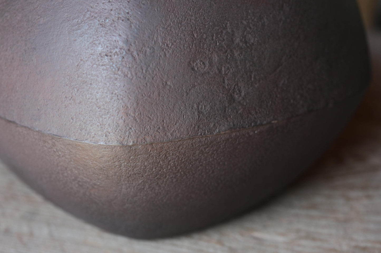 Japanese Cast Iron Kettle – Vintage Tea Ceremony Kettle with Brushstroke Texture & Copper Lid
