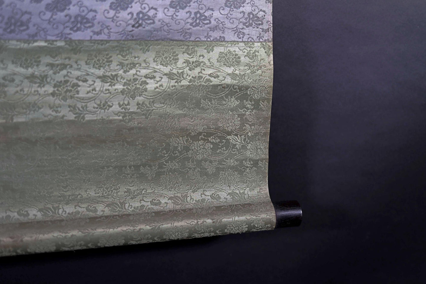 Japanese Antique Scroll - Elegant Silk Kakejiku Wall Decor Featuring Swimming Carp Artwork