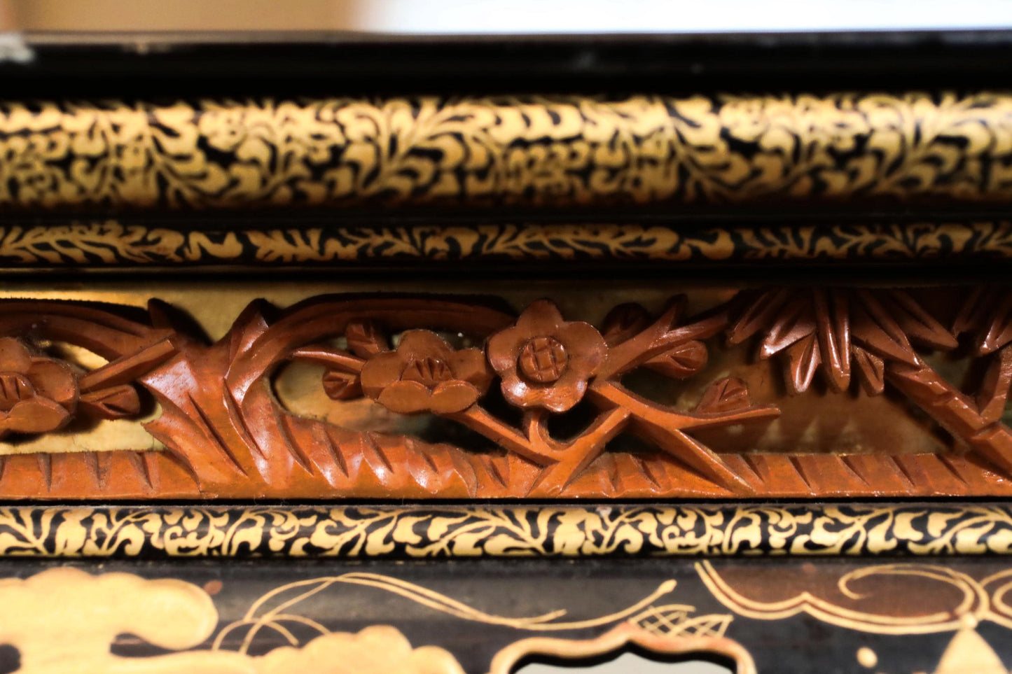 Japanese Lacquer Pedestal - Vintage Temple Stand With Makie Lacquer Art & Raden Shell Inlay