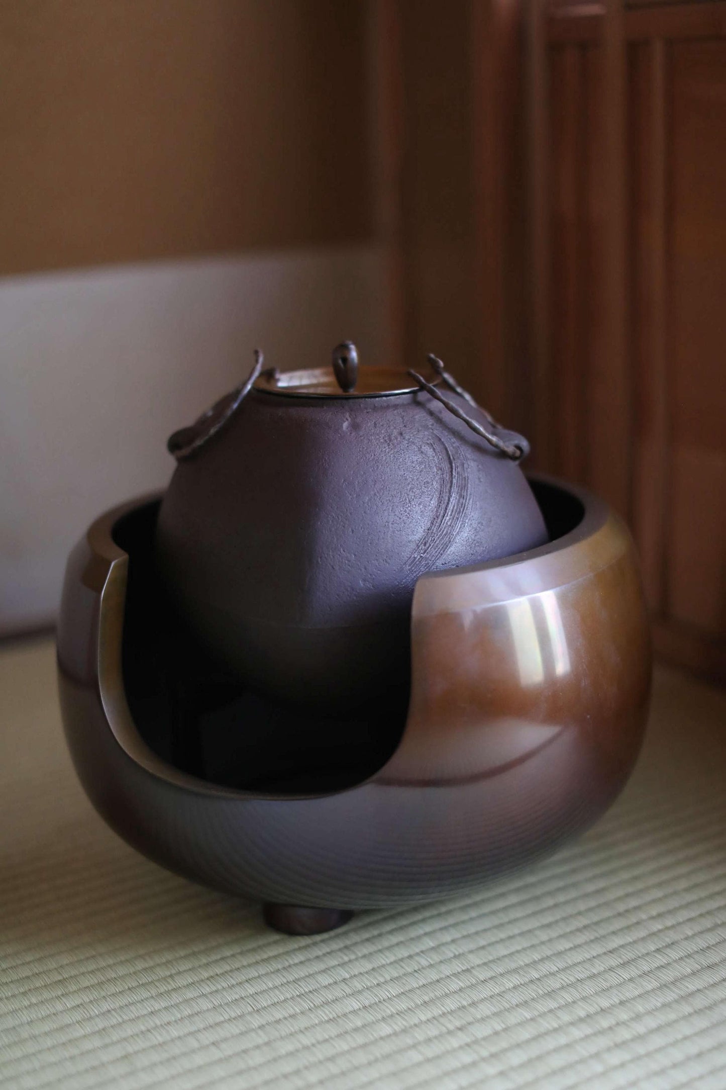 Japanese Cast Iron Kettle – Vintage Tea Ceremony Kettle with Brushstroke Texture & Copper Lid