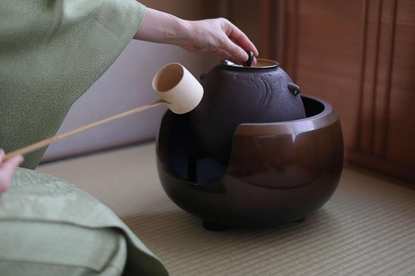 Japanese Cast Iron Kettle – Vintage Tea Ceremony Kettle with Brushstroke Texture & Copper Lid