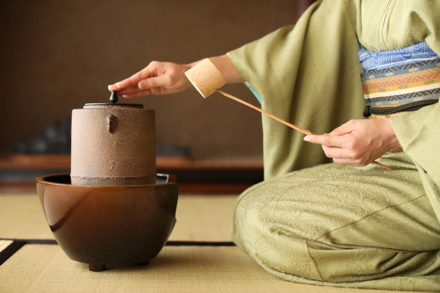 Vintage Cast Iron Kettle – Japanese Tea Kettle with Signed Copper Lid for Matcha Ceremony