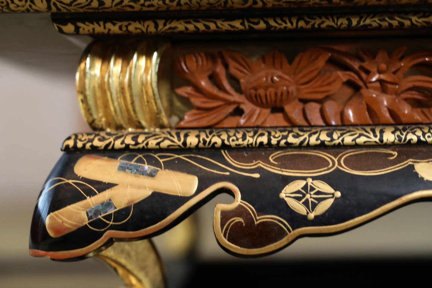 Japanese Lacquer Pedestal - Vintage Temple Stand With Makie Lacquer Art & Raden Shell Inlay