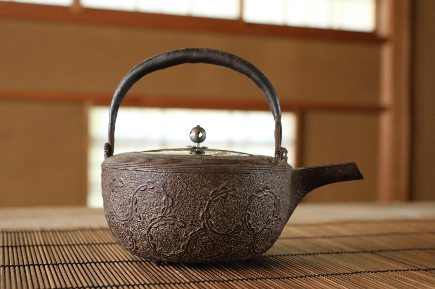 Japanese Cast Iron Sake Pot – Antique Chōshi with Lacquered Lid & Myoga Crest Design
