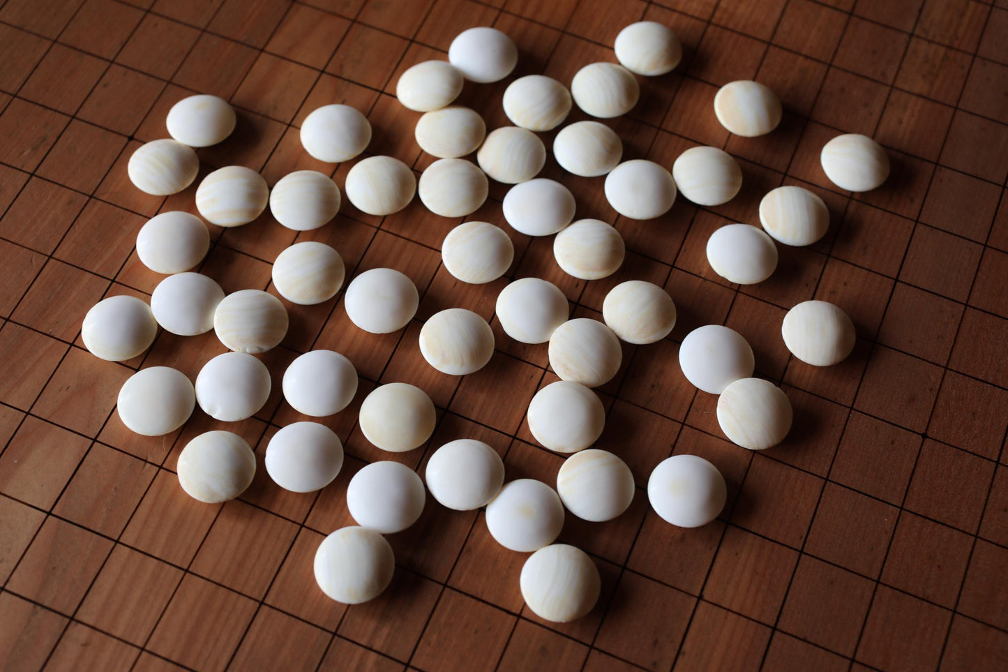 Japanese Go Board Set – Luxury Wooden Game Table with Handmade Clam Shell Stones