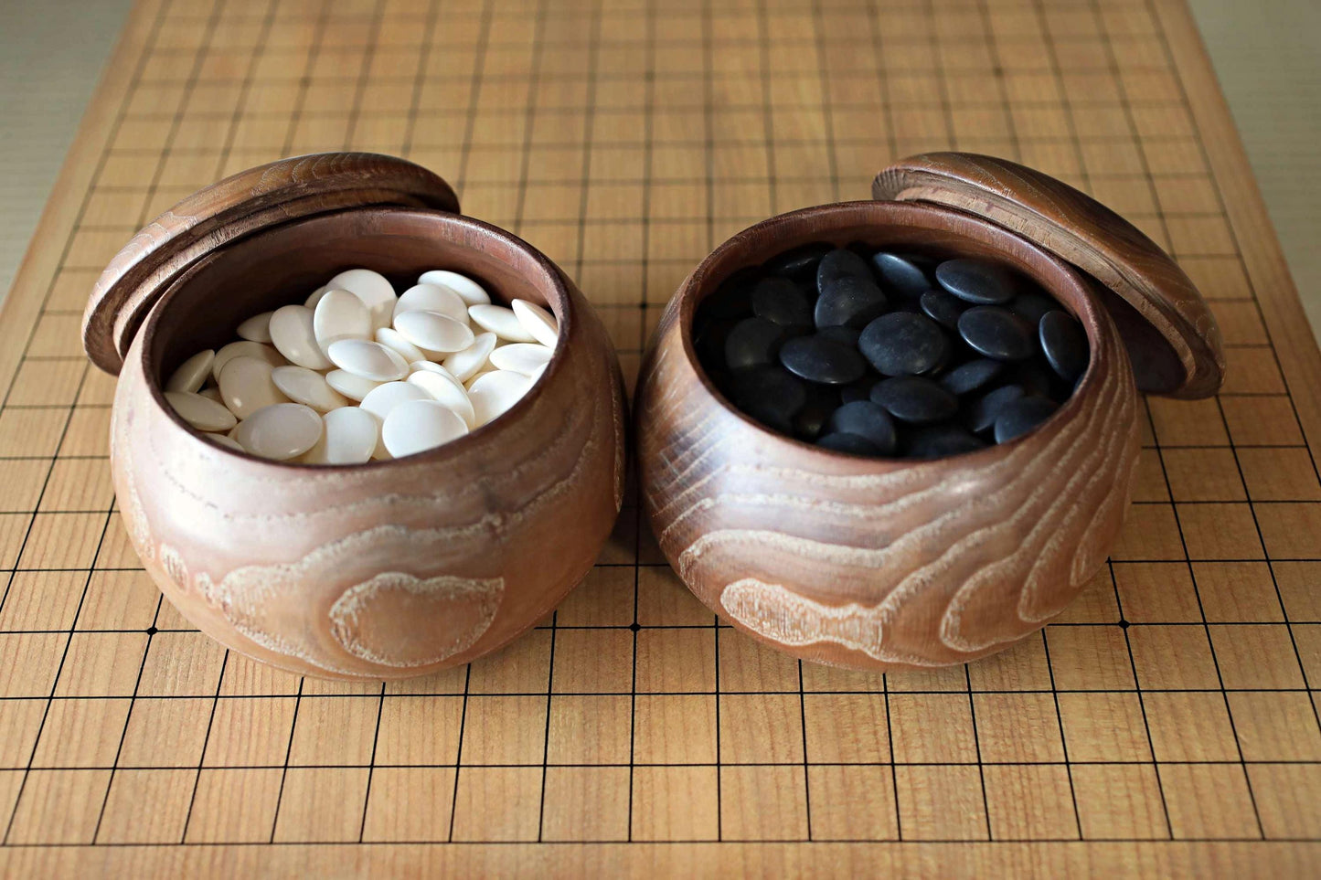 Japanese Go Stones – Premium 10mm Natural Clamshell & Nachi Black Slate Set