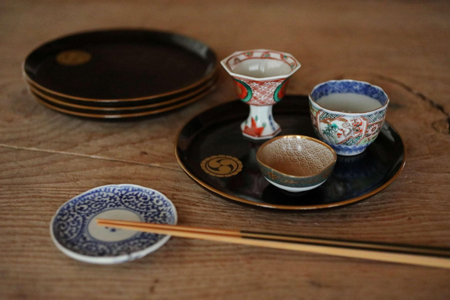 Japanese Urushi Lacquer Plates – Antique Lacquerware Set of 4 with Gold Family Crest