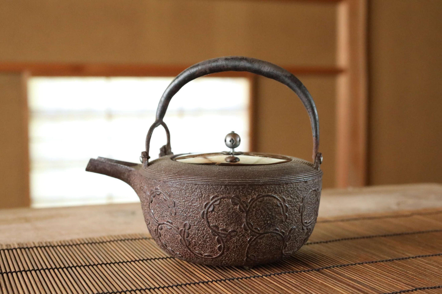 Japanese Cast Iron Sake Pot – Antique Chōshi with Lacquered Lid & Myoga Crest Design