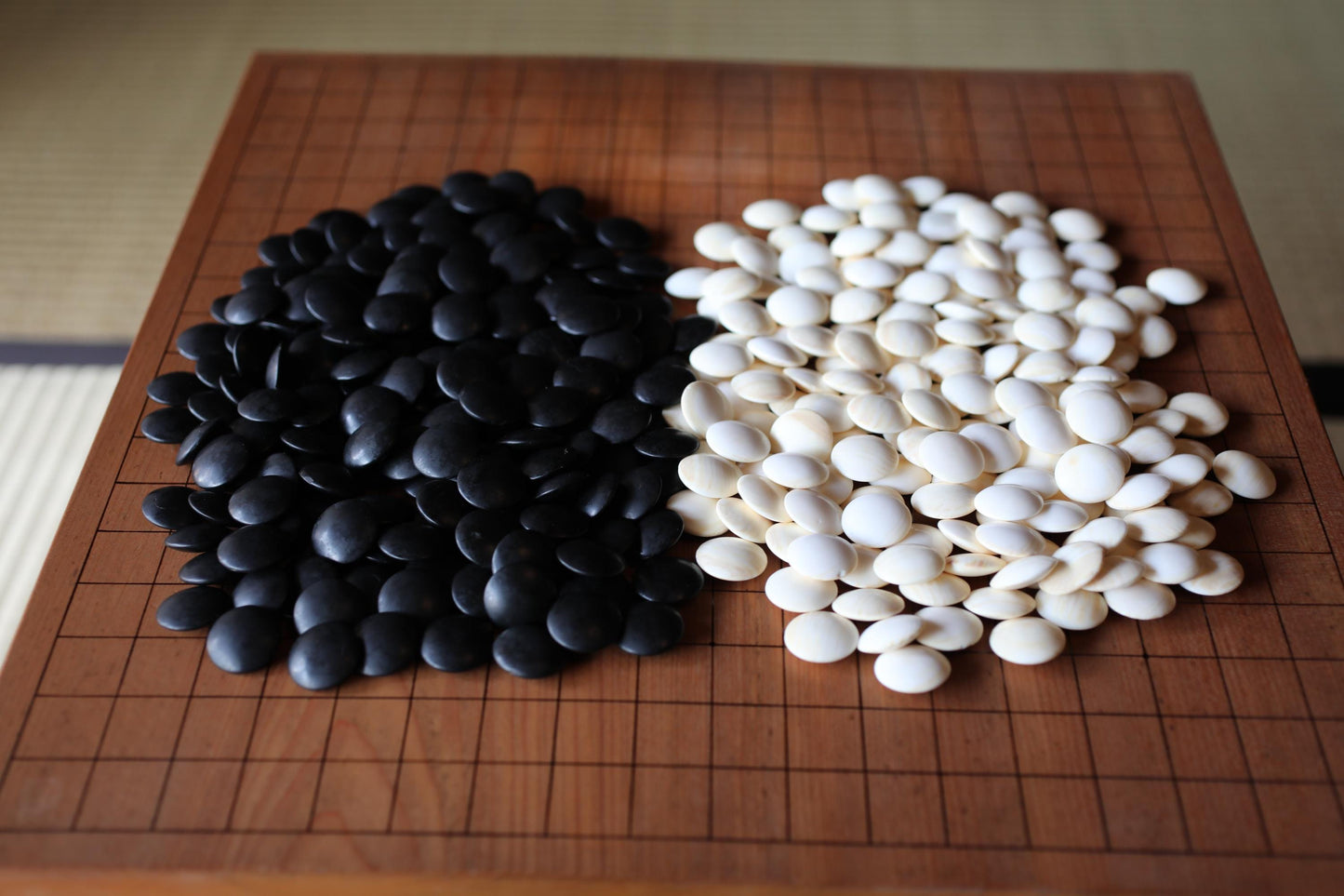 Japanese Go Board Set – Luxury Wooden Game Table with Handmade Clam Shell Stones
