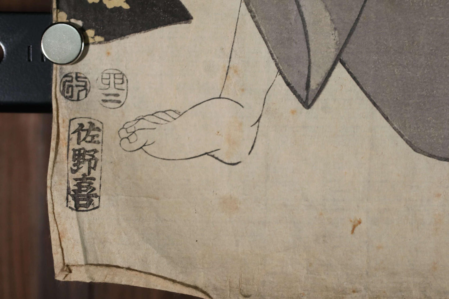 a close-up view of a piece of paper with a drawing of a foot and some Japanese text.