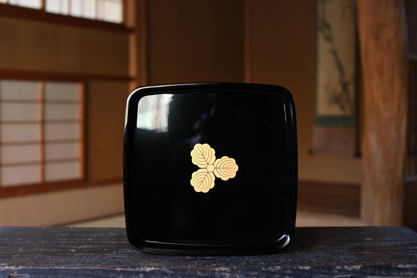 Japanese Urushi Lacquer Tray – Vintage Gold Maki-e Samurai Family Crest 12in