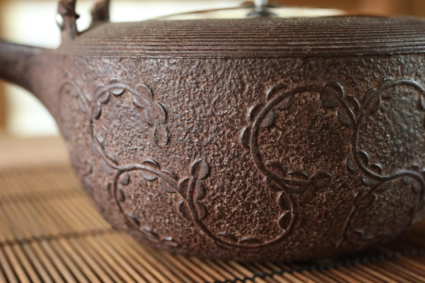 Japanese Cast Iron Sake Pot – Antique Chōshi with Lacquered Lid & Myoga Crest Design