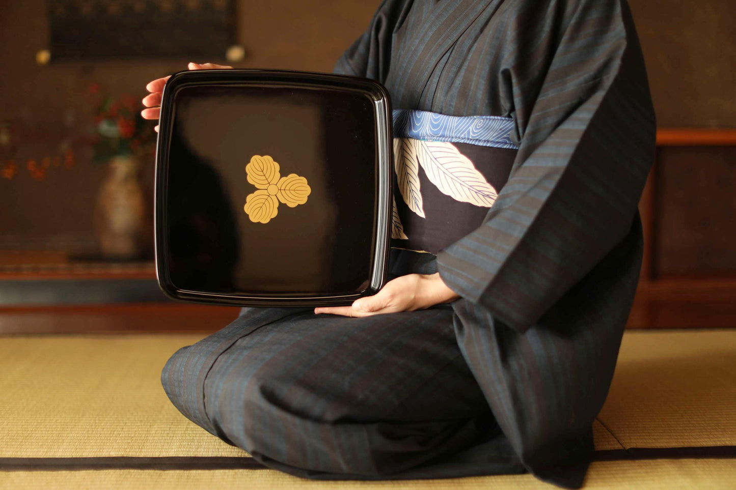 Japanese Urushi Lacquer Tray – Vintage Gold Maki-e Samurai Family Crest 12in