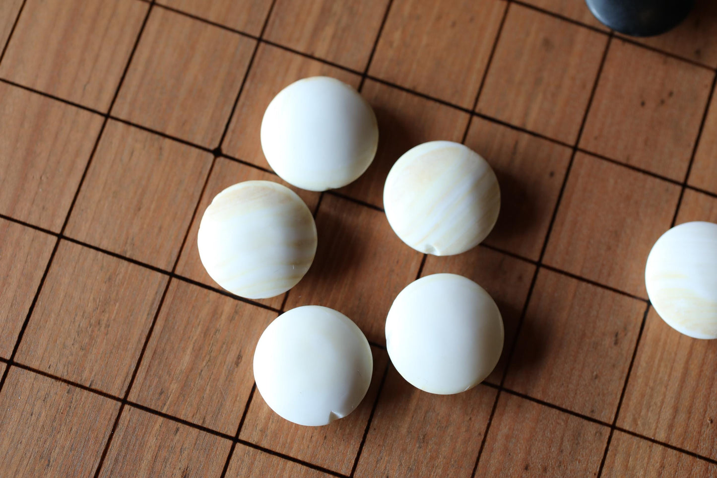 Japanese Go Board Set – Luxury Wooden Game Table with Handmade Clam Shell Stones