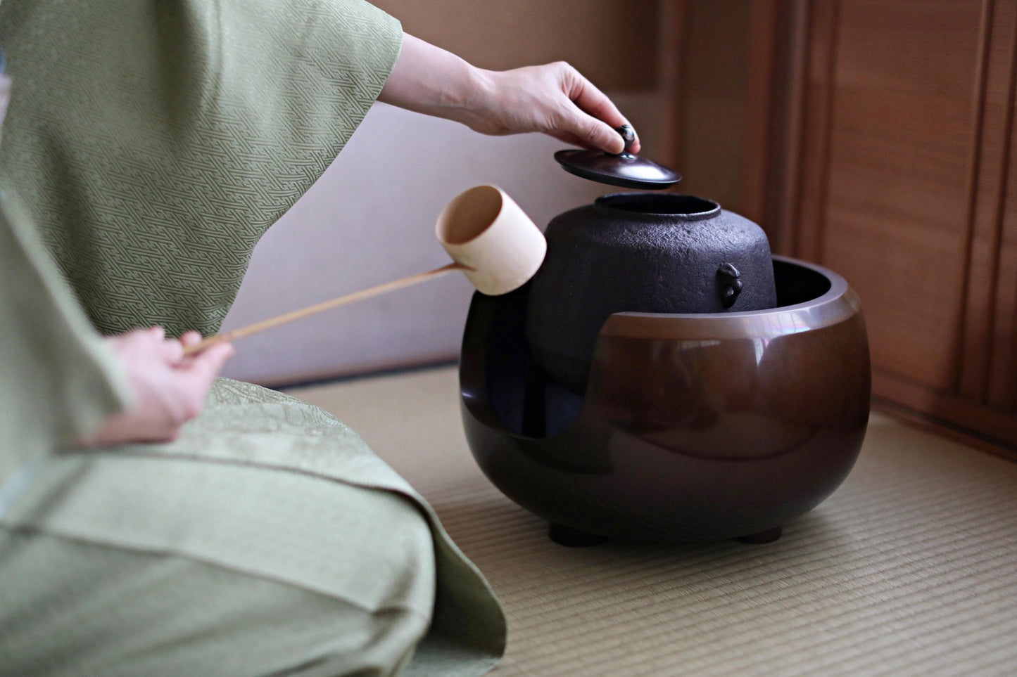 Japanese Cast Iron Kettle - Vintage Kyoto Temple Tea Ceremony Kettle with Copper Lid