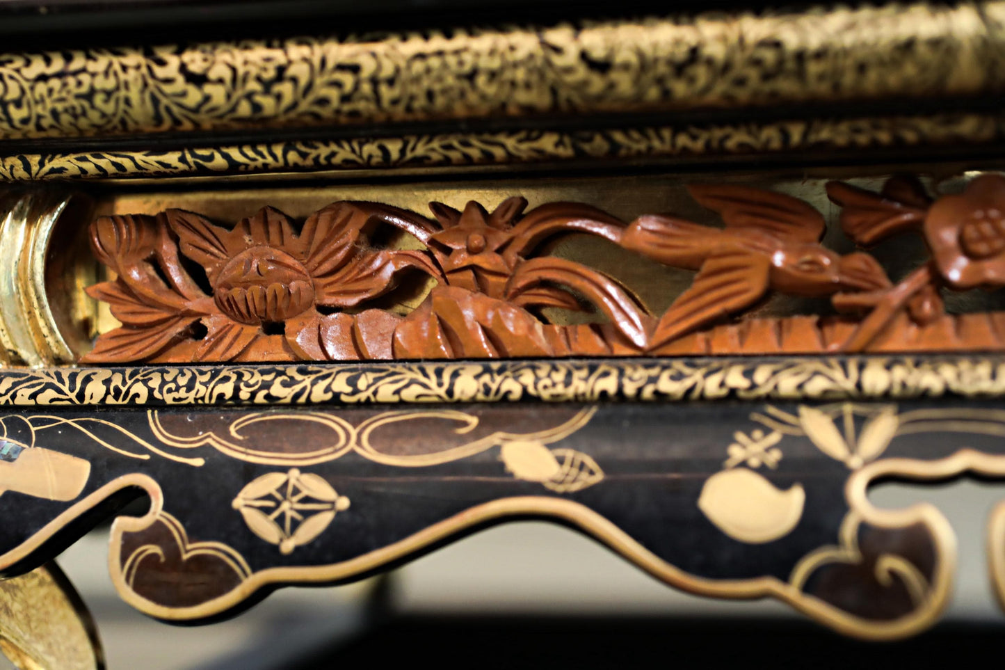 Japanese Lacquer Pedestal - Vintage Temple Stand With Makie Lacquer Art & Raden Shell Inlay
