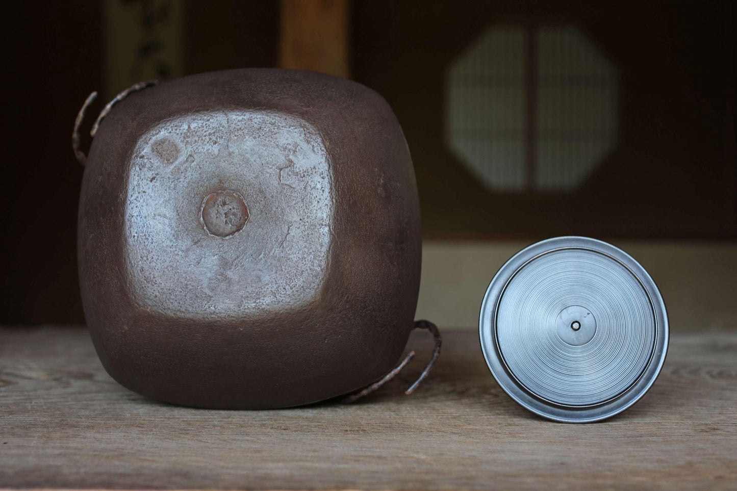 Japanese Cast Iron Kettle – Vintage Tea Ceremony Kettle with Brushstroke Texture & Copper Lid