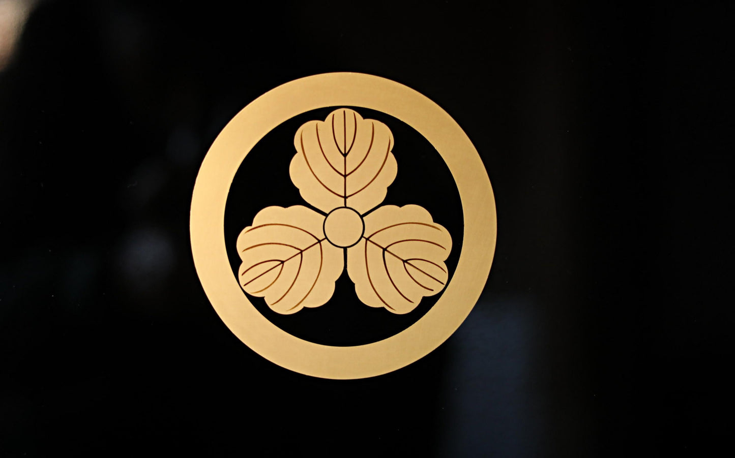 Japanese Lacquer Tray – Black Gold Family Crest Obon | Echizen Nuri Wood Serving Tray 45.5×32cm