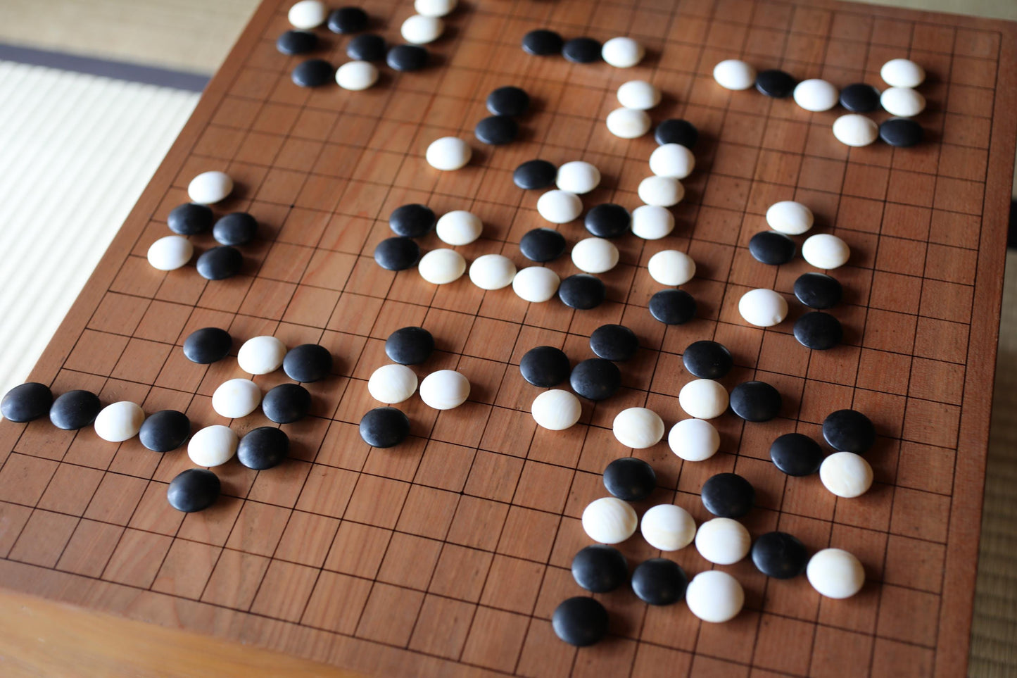 Japanese Go Board Set – Luxury Wooden Game Table with Handmade Clam Shell Stones