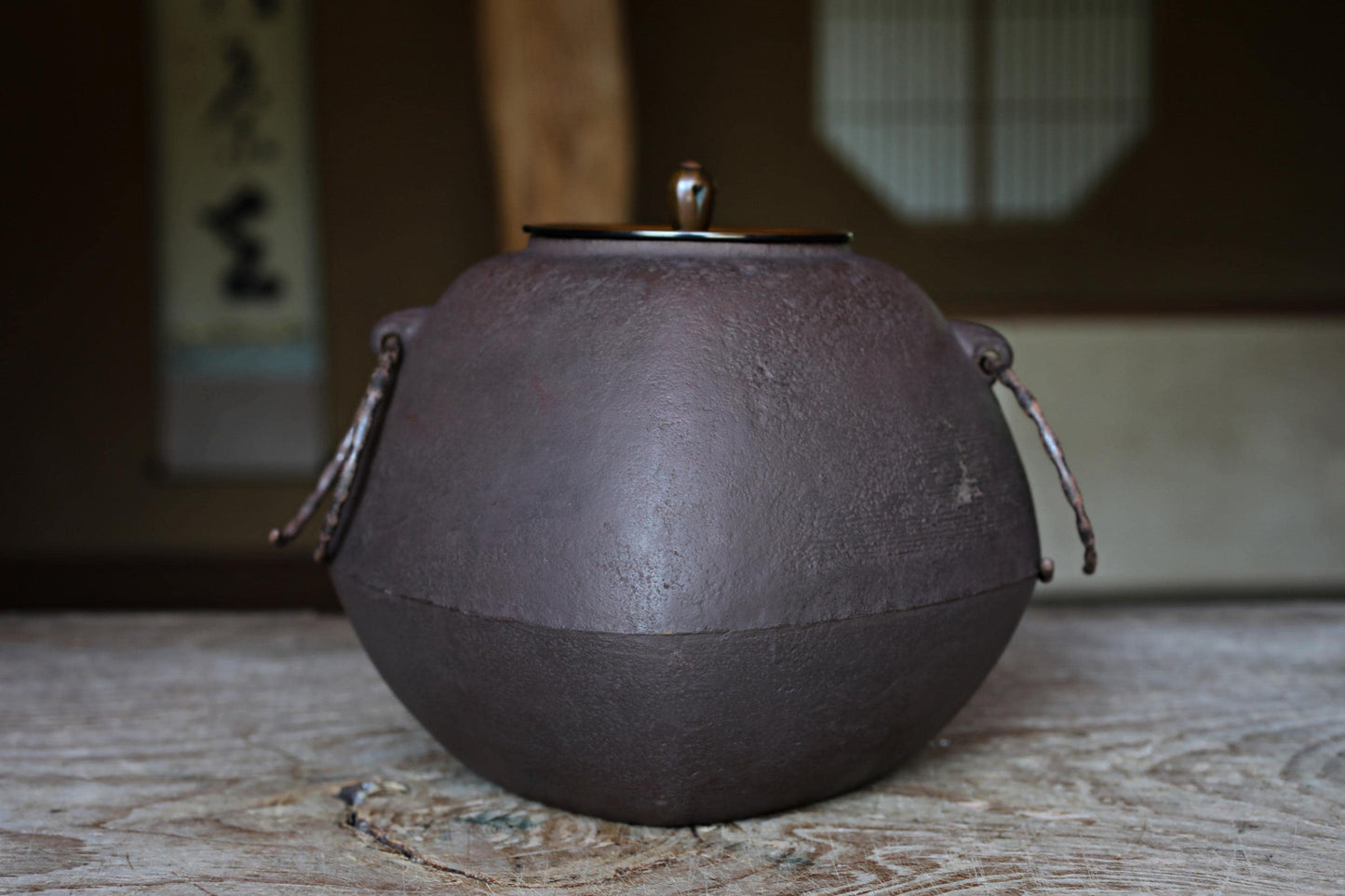 Japanese Cast Iron Kettle – Vintage Tea Ceremony Kettle with Brushstroke Texture & Copper Lid