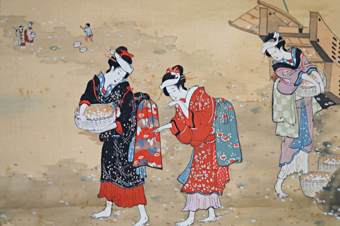 以下が含まれることがあります： ベージュの背景に、伝統的な日本の衣装を着た4人の女性が立っています。彼女たちは、品物を詰めた籠を持っています。女性たちは、花柄のカラフルな着物姿です。背景は薄いベージュで、かすかな模様があります。