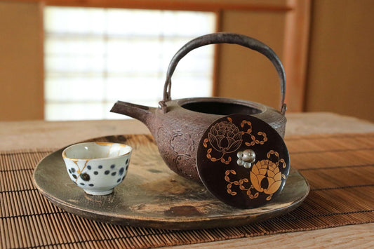 Japanese Cast Iron Sake Pot – Antique Chōshi with Lacquered Lid & Myoga Crest Design
