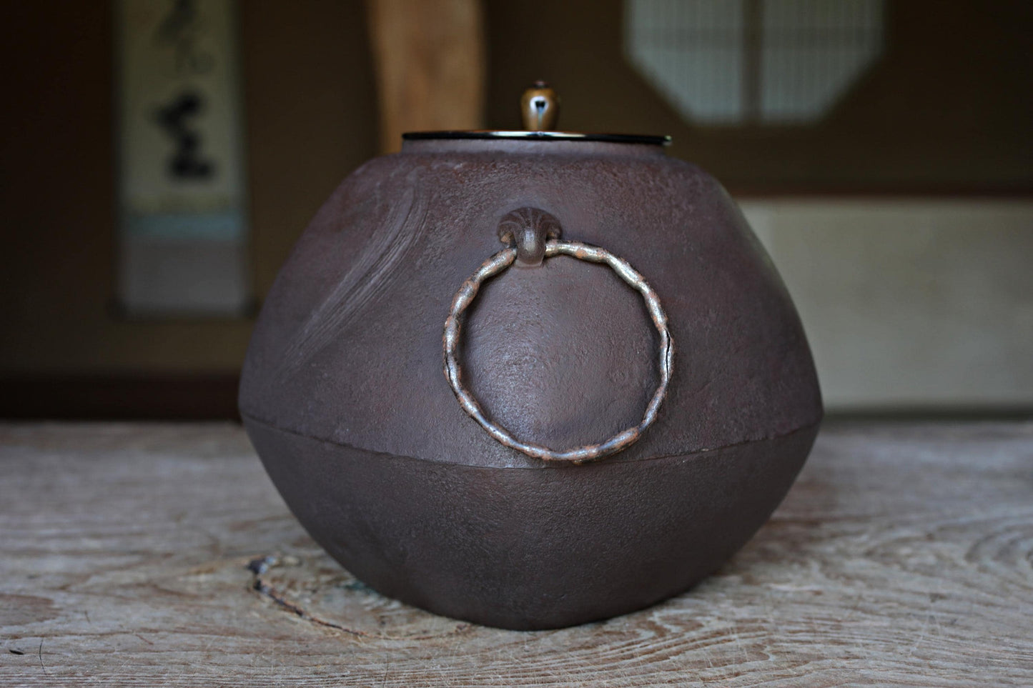 Japanese Cast Iron Kettle – Vintage Tea Ceremony Kettle with Brushstroke Texture & Copper Lid