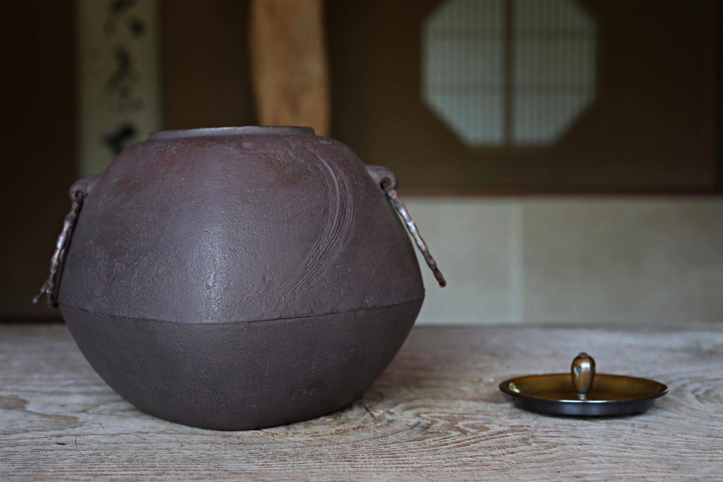 Japanese Cast Iron Kettle – Vintage Tea Ceremony Kettle with Brushstroke Texture & Copper Lid