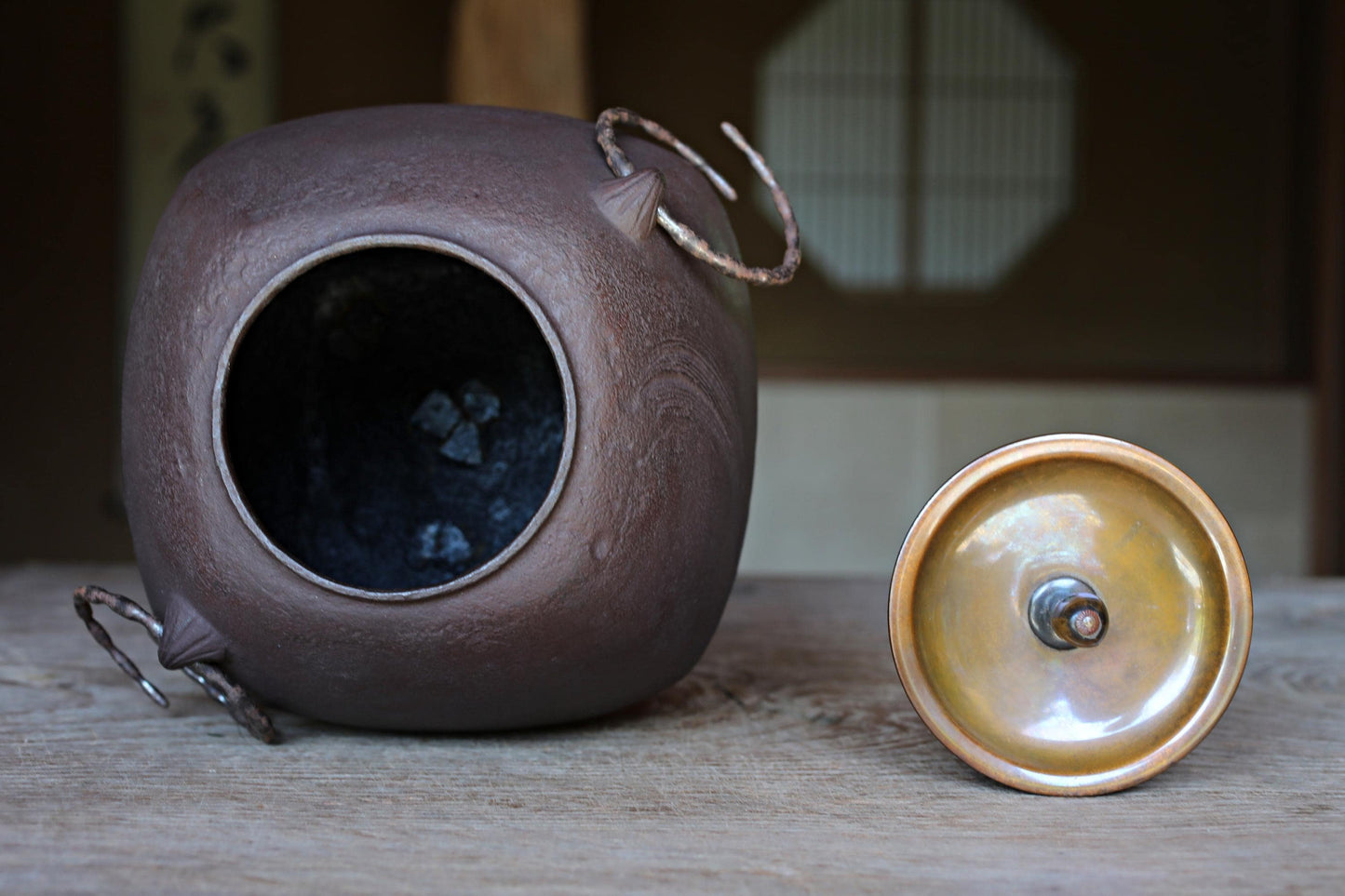 Japanese Cast Iron Kettle – Vintage Tea Ceremony Kettle with Brushstroke Texture & Copper Lid
