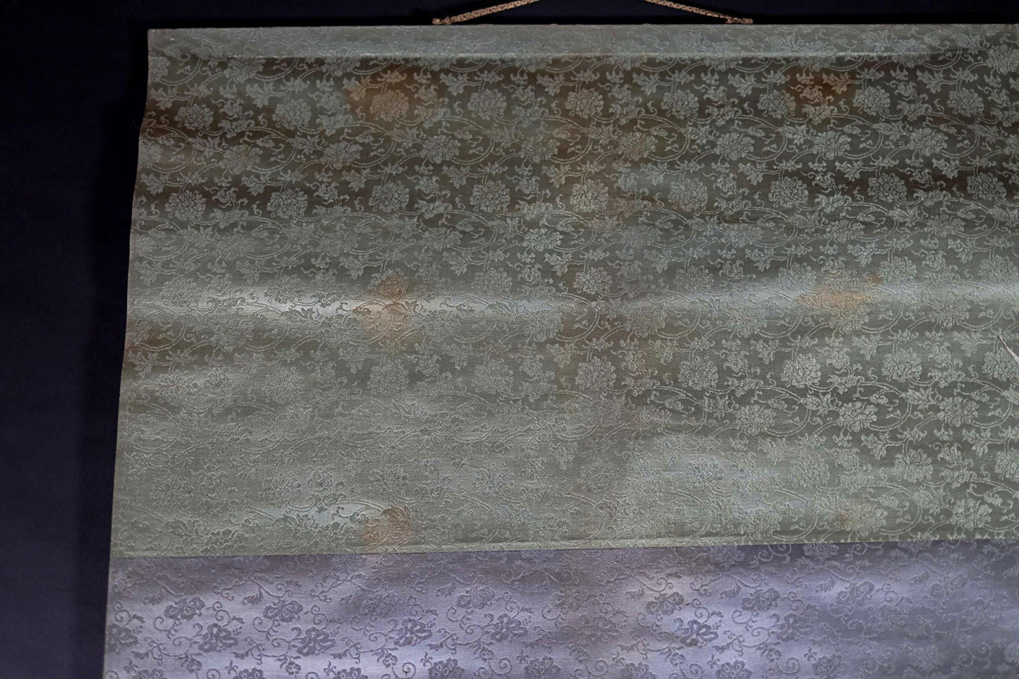 Japanese Antique Scroll - Elegant Silk Kakejiku Wall Decor Featuring Swimming Carp Artwork