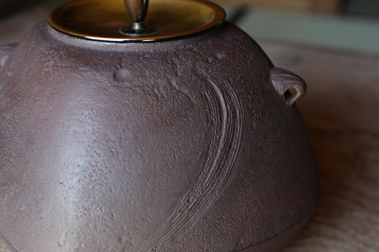 Japanese Cast Iron Kettle – Vintage Tea Ceremony Kettle with Brushstroke Texture & Copper Lid