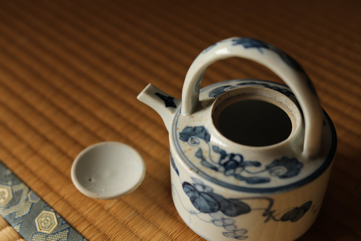 Fine Japanese antique porcelain sake pot old IMARI SOMETSUKE vintage tea pot tableware blue white H5.3×5.5×4.1in