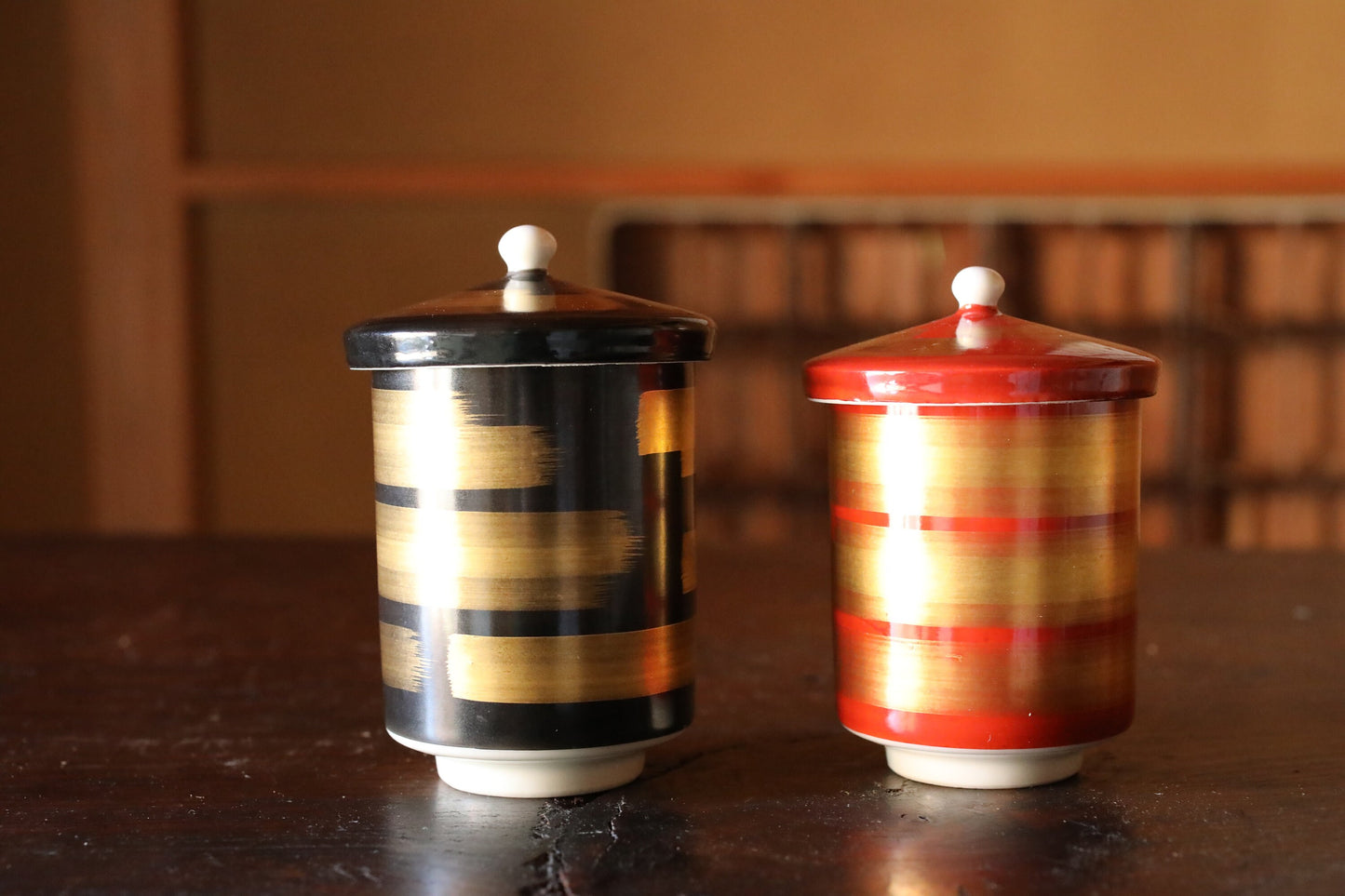 Japanese pair of Kutani porcelain tea cups with lids, black and Red with Gold, with a kiln signature, H4.3×W2.9in/H11×W7.4cm