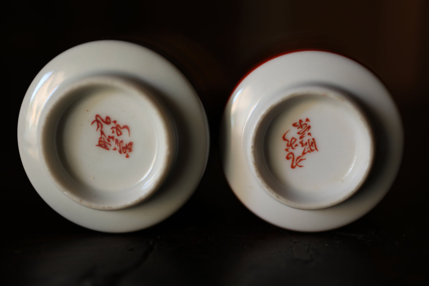 Japanese pair of Kutani porcelain tea cups with lids, black and Red with Gold, with a kiln signature, H4.3×W2.9in/H11×W7.4cm