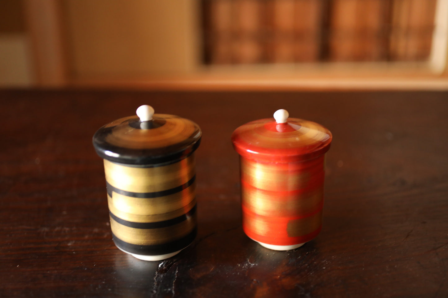 Japanese pair of Kutani porcelain tea cups with lids, black and Red with Gold, with a kiln signature, H4.3×W2.9in/H11×W7.4cm