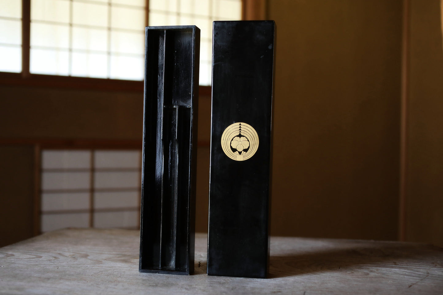 Japanese Antique 1800s Black Lacquered Box elongated shape Wood craft for GEISYA hairpin black with SAMURAI crest H16.5×W3.9in/H42×10cm