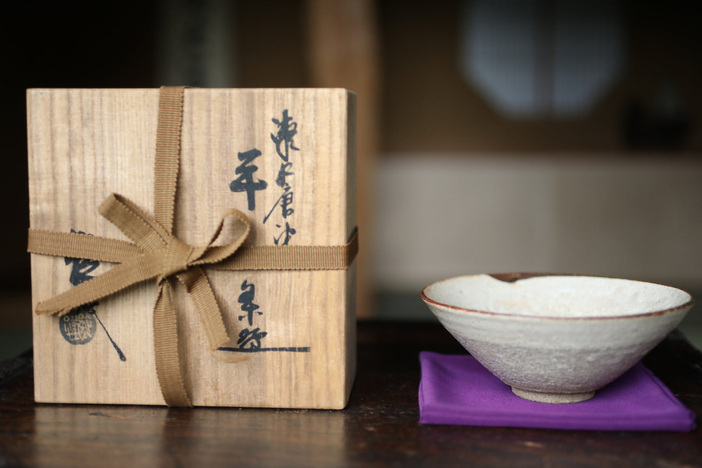 Japanese vintage Seto Karatsu ware Hira chawan "KAWA KUJURA whale skin" tea bowl for tea ceremony White glaze H2.4×W6.1in/H6×15.6cm.