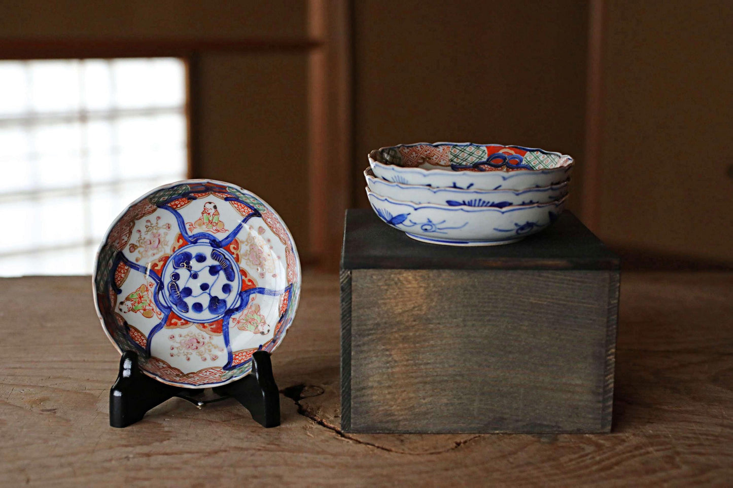 Set of 4 Japanese antique old small plate porcelain dishes, beautiful Koimari 1870s Flowers and flower decorators 4.5in/11.5cm