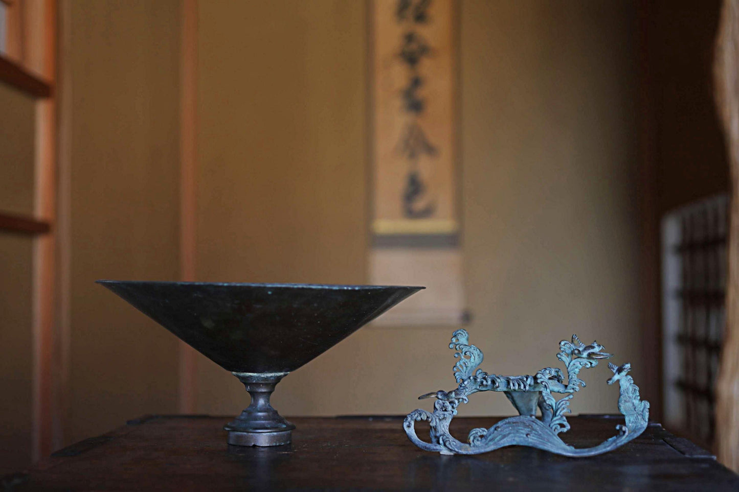 FINE! Japanese antique bronze flower vase with birds & wave shaped legs, Japanese furniture temple style 1800s wooden box W10.4in/W26.5cm