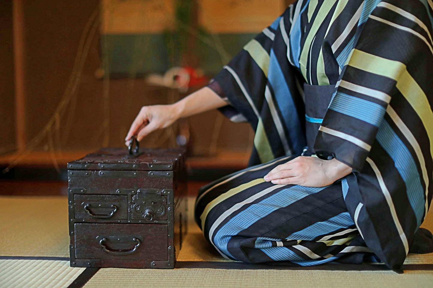 FINE! Japanese furniture Antique Box Chest of Drawers Tansu with key INKSTONE case Suzuribako SAMURAI Crest metal 1870s W14.4in/W36.5cm