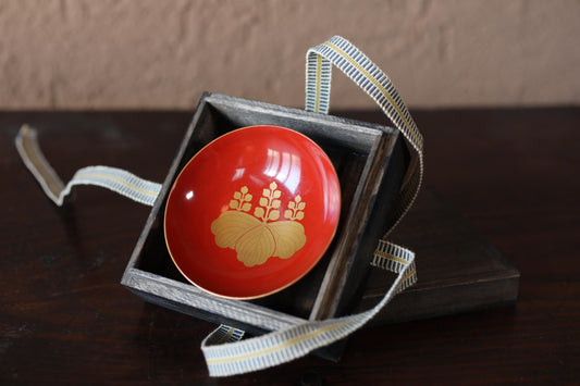Red lacquer wooden sake cup with a SAMURAI family crest (foxglove tree), Japanese vintage wooden urushi  "SAKAZUKI" 3.5in/9cm