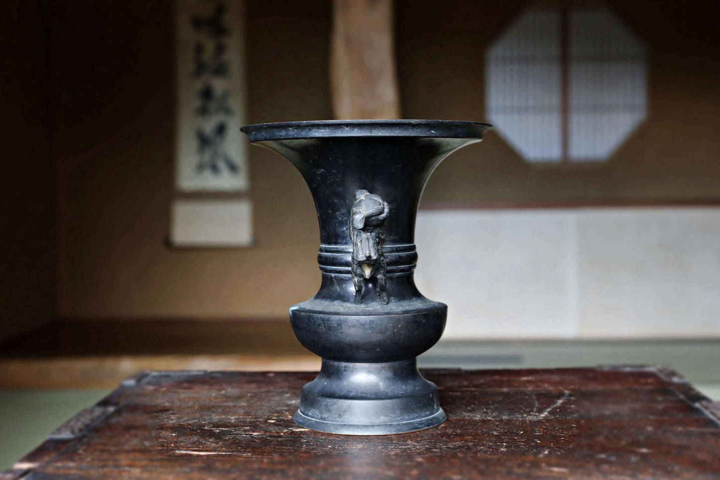 FINE! Japanese antique bronze vase with little lions from a buddhist temple with a signature, ikebana utensil 1800s H8.3×7.7in/H21×19.5cm