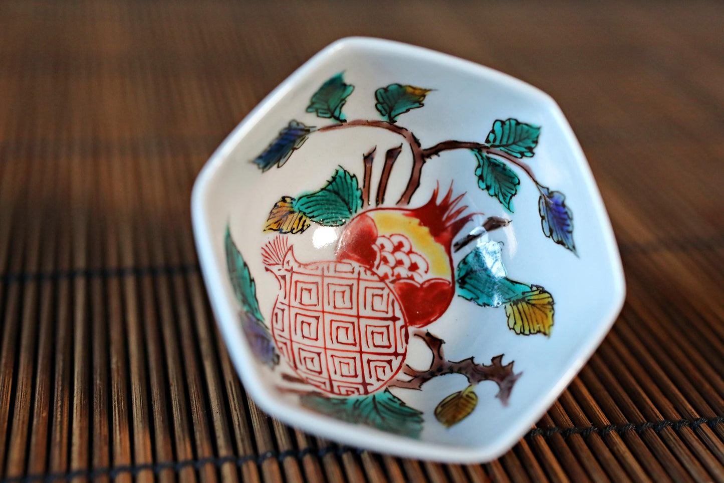 FINE! Japanese 九谷 kutani ware Sake Cup with flowers pomegranate porcelain cup beautiful hand painting sign wooden box For GIFT 2.4in/6cm