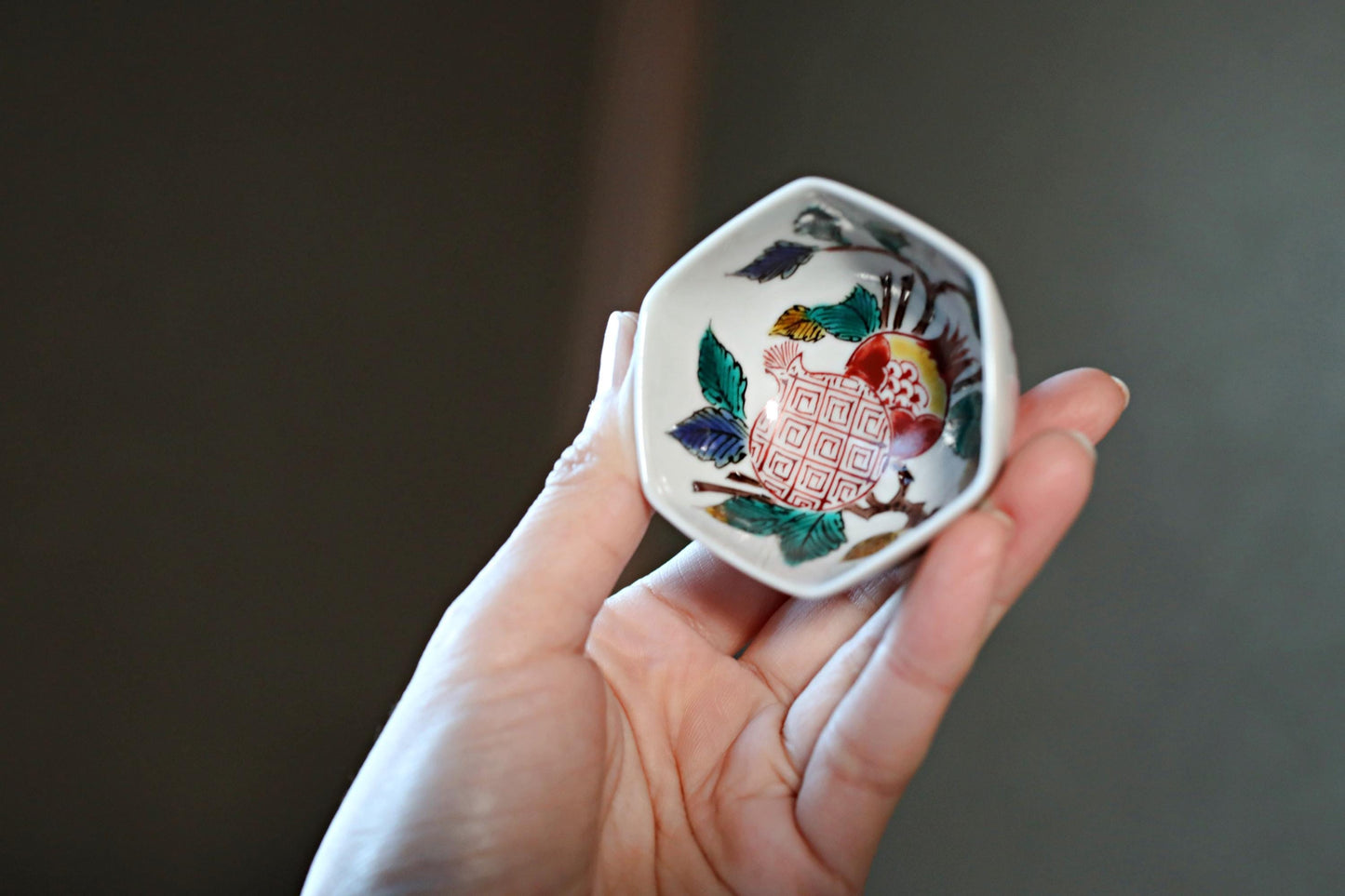 FINE! Japanese 九谷 kutani ware Sake Cup with flowers pomegranate porcelain cup beautiful hand painting sign wooden box For GIFT 2.4in/6cm