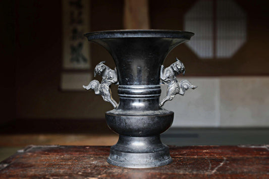 FINE! Japanese antique bronze vase with little lions from a buddhist temple with a signature, ikebana utensil 1800s H8.3×7.7in/H21×19.5cm