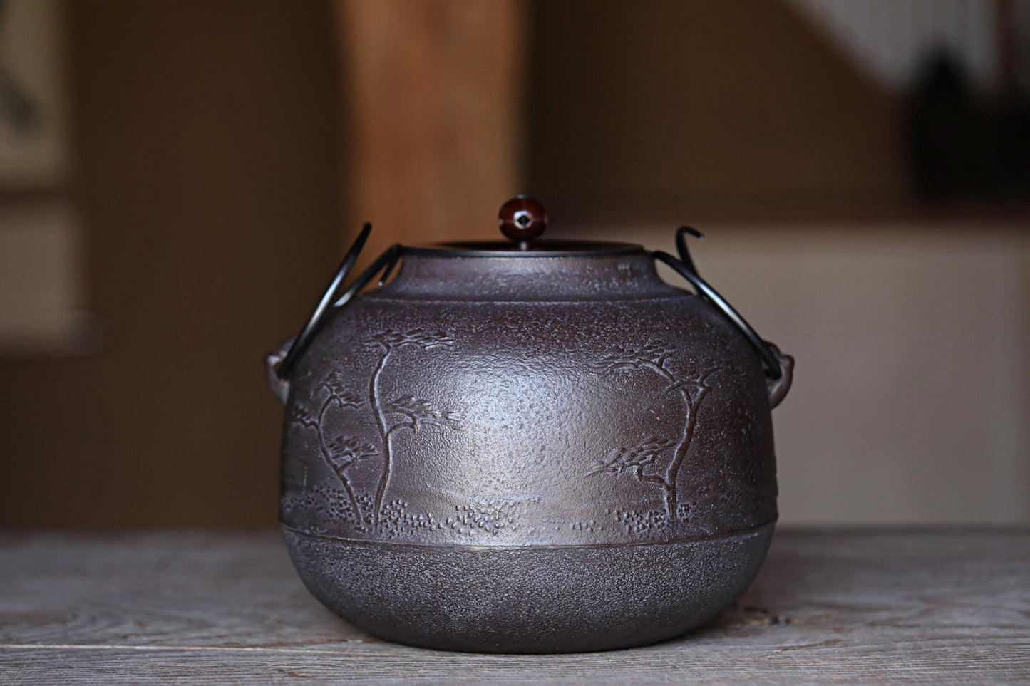 FINE! Japanese vintage cast iron kettle For Tea ceremony signed with copper lid with pain three "Shinnari-gama" hand craft Box W8.3in/W21cm